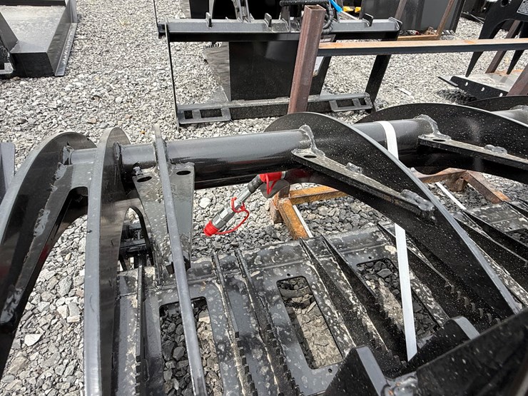 #2000-•-#26530-•-unused-giyi-gy-clg72c-skid-steer-curved-log-grabber-c-hxzmq722507103-image-9