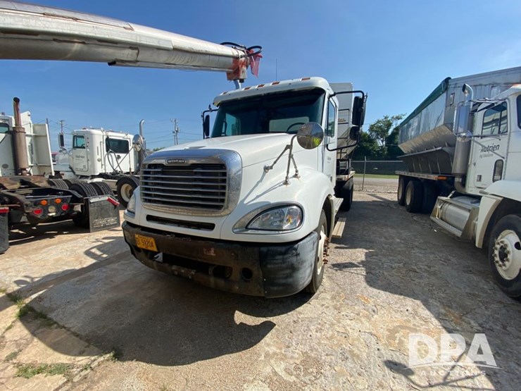 2005-freightliner-dry-tender-truck-(pz13841,-unit-28072)-image-1
