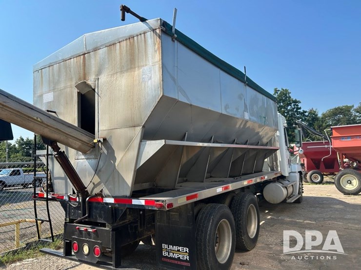 2001-freightliner-dry-tender-truck-(cp0656,-unit-28070)-image-11