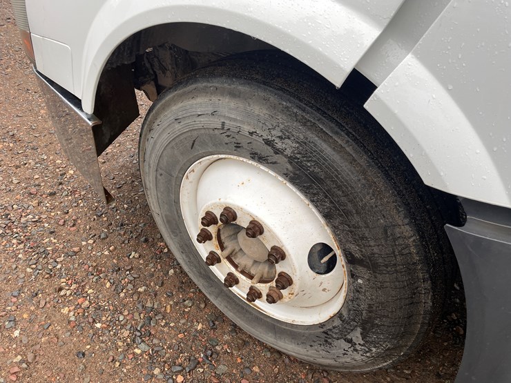 #2146-•-2012-volvo-d13-truck-tractor-(has-mn-title)-image-17