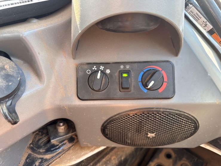 2023-bobcat-t770-image-31