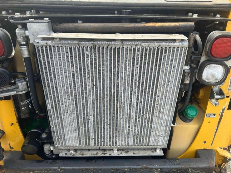 2020-deere-318g-image-16