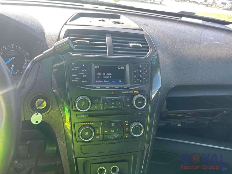 2016-ford-explorer-image-15
