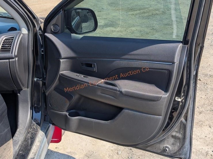 2014-mitsubishi-outlander-image-38
