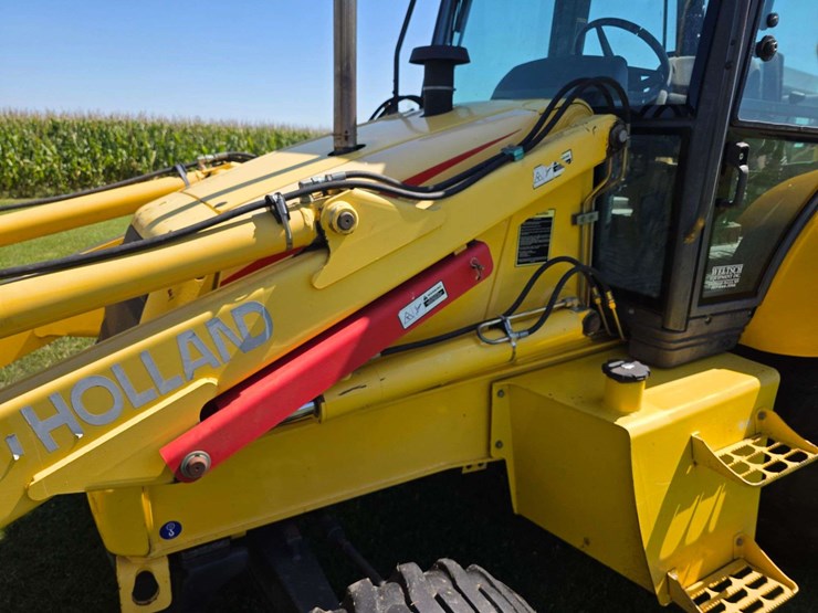 new-holland-lb75-image-6
