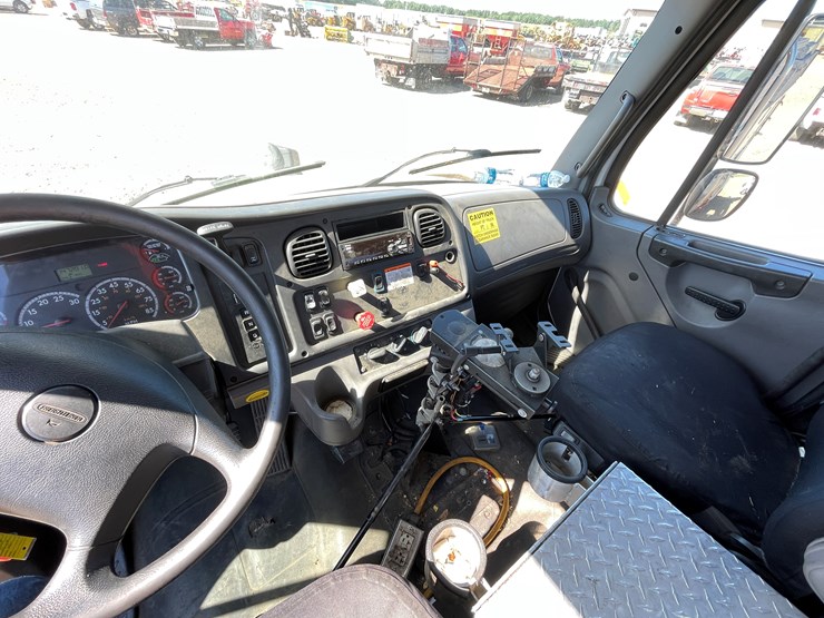 #2132-•-2013-freightliner-bucket-truck-(has-mn-title)-image-55
