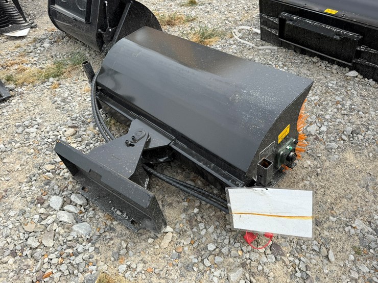 #230-•-#27007-•-unused-giyi-gy-qsj-mini-skid-steer-sweeper-qsj250701-image-4