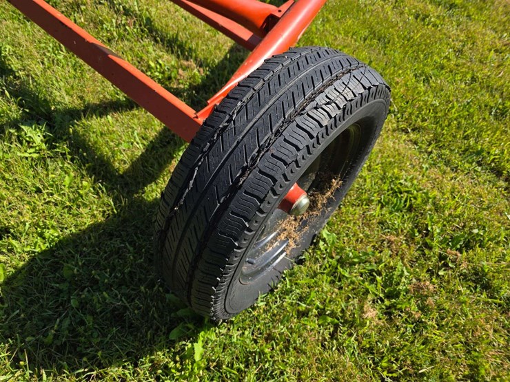 westfield-mk-8"-x-61'-auger-with-single-auger-swing-hopper,-hydraulic-lift,-15"-tires-*one-will-need-image-15