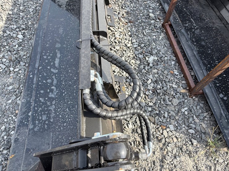 #2000-•-#26266-•-unused-giyi-72"-skid-steer-bucket-fkhd722507243-image-5