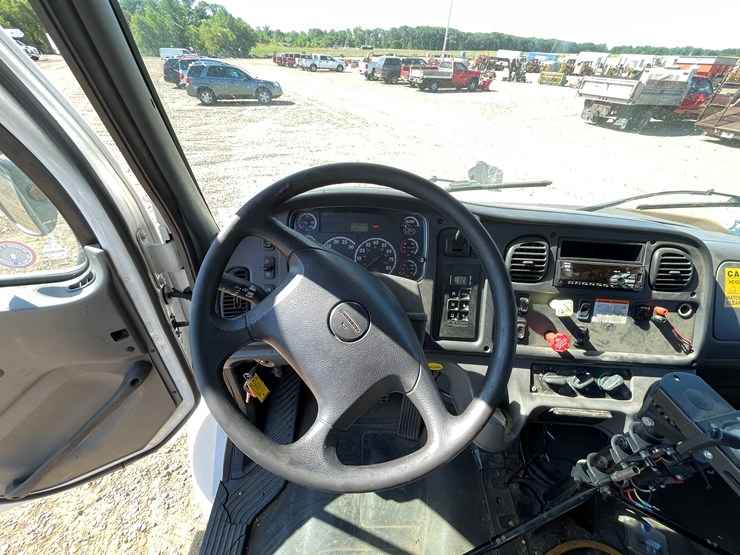 #2132-•-2013-freightliner-bucket-truck-(has-mn-title)-image-56