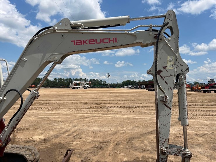 2010-takeuchi-tb235-image-19