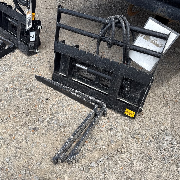#230 • #26376 • Unused GIYI 30" Mini Skid Steer Side Shift Fork XCYHC2507282