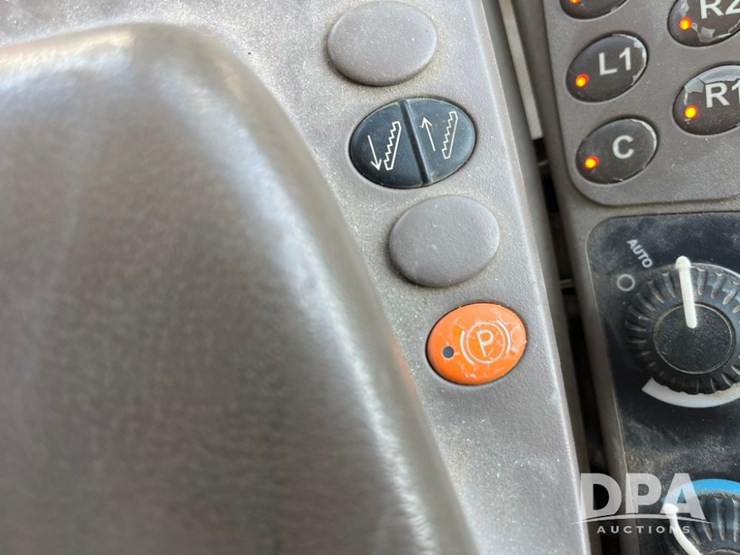 2014-john-deere-r4038-image-88