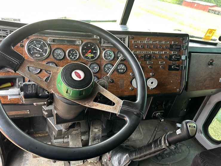 1990-peterbilt-379-image-14