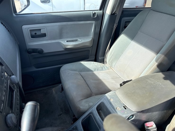 2005-dodge-dakota-image-24