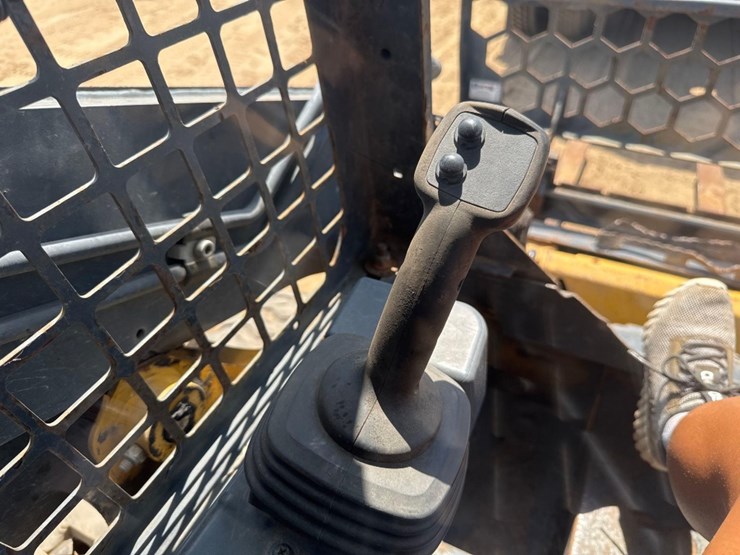 2018-deere-317g-image-32
