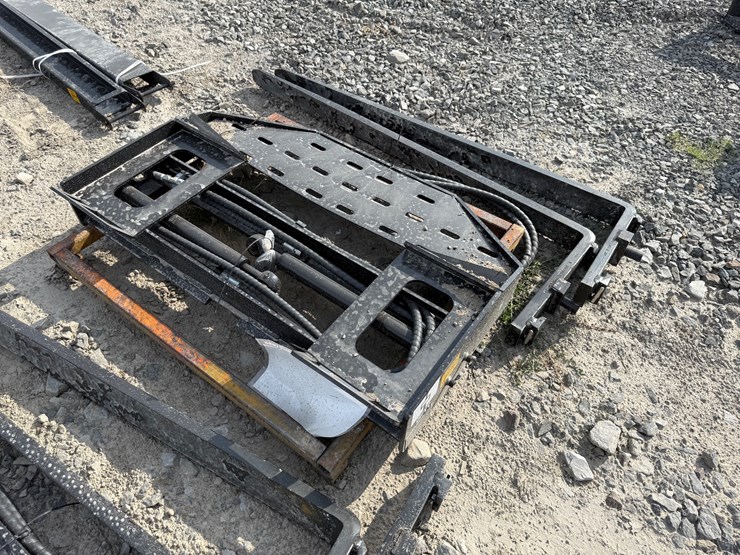 #2000-•-#26268-•-unused-giyi-60"-skid-steer-side-shift-fork-dcyhc2507193-image-2
