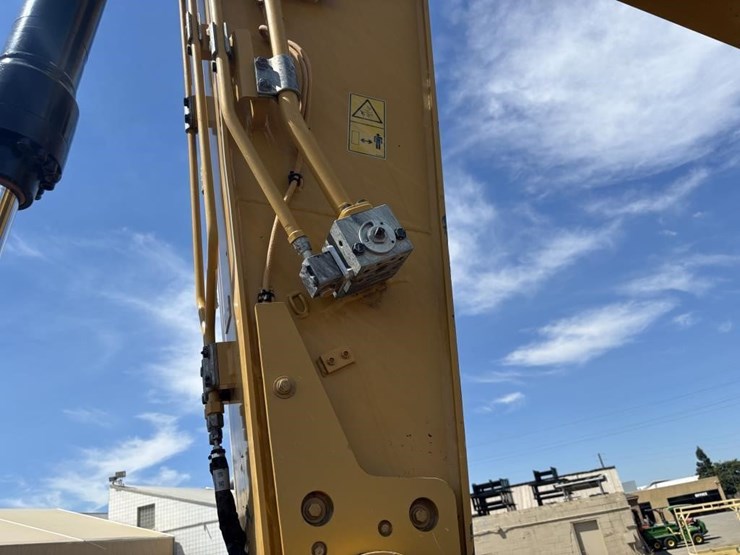 2020-caterpillar-320-image-15