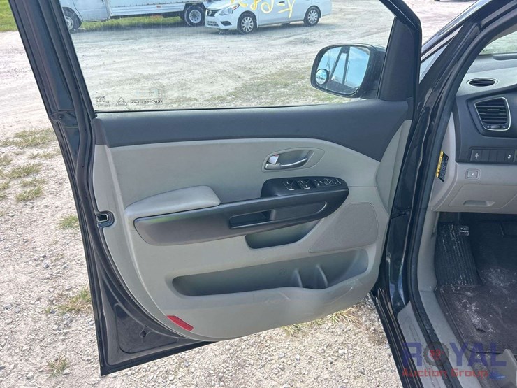 2017-kia-sedona-lx-image-13