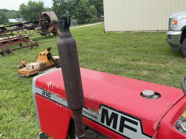 #124-•-massey-ferguson-mf210-tractor-image-39