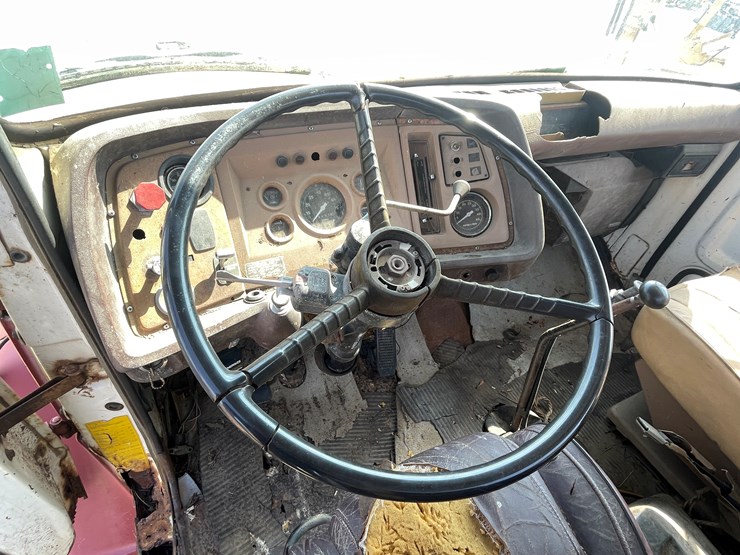 1981-ford-8000-image-27