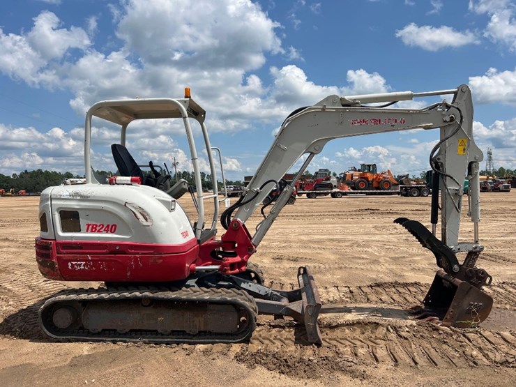 2017-takeuchi-tb240-image-5