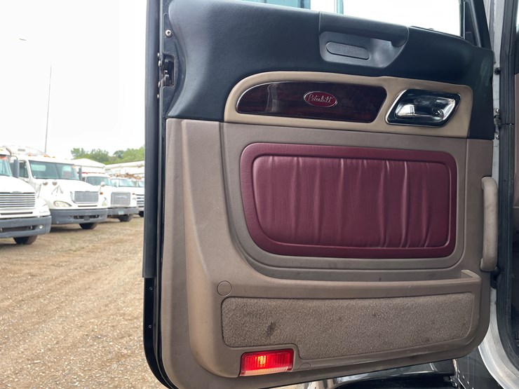 2013-peterbilt-386-image-44