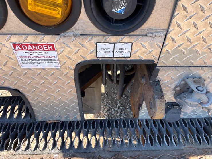 #2132-•-2013-freightliner-bucket-truck-(has-mn-title)-image-18