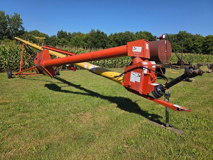westfield-mk-8"-x-61'-auger-with-single-auger-swing-hopper,-hydraulic-lift,-15"-tires-*one-will-need-image-22