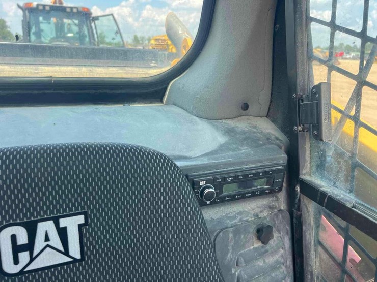 2023-caterpillar-279d3-image-35