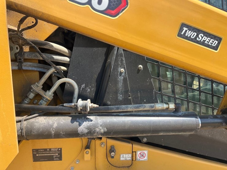 2023-caterpillar-279d3-image-17