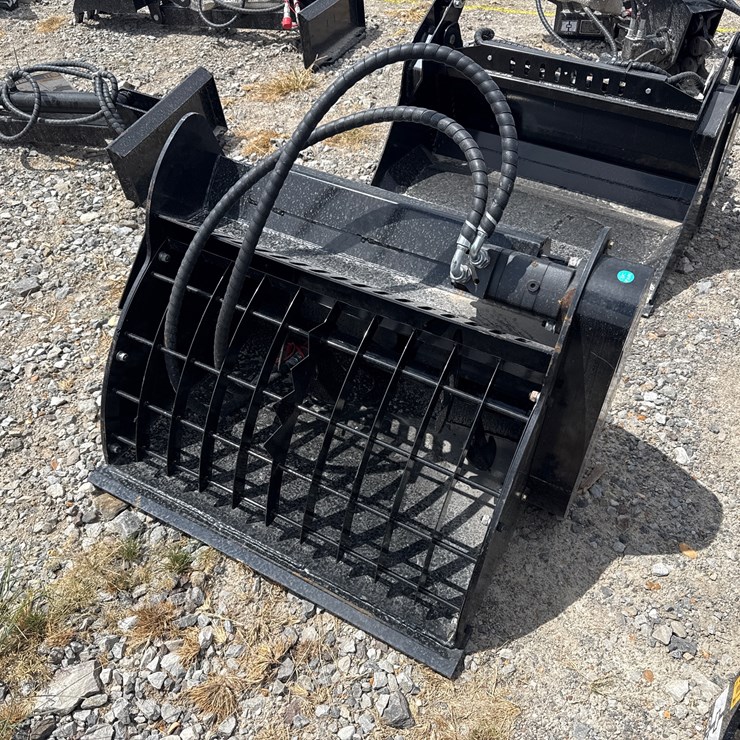 #230 • #26326 • Unused GIYI Mini Skid Steer Mixing Bucket JBD250792