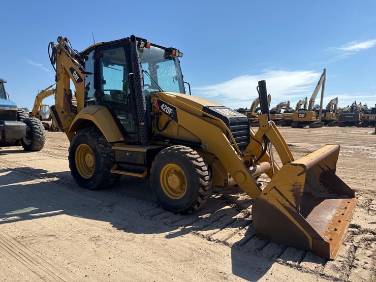 2019-caterpillar-420f2-image-4
