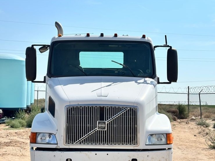 2001-volvo-truck-(dr12174)-image-4