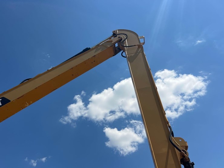 2018-caterpillar-320-image-11