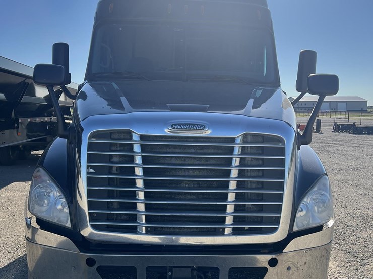 2018-freightliner-cascadia-125-image-2