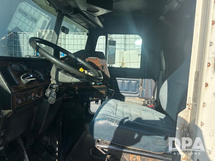 1995-freightliner-truck-(pz13851,-unit-40173)-image-12
