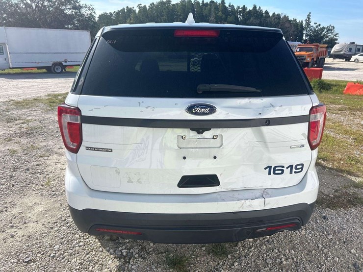 2016-ford-explorer-image-21