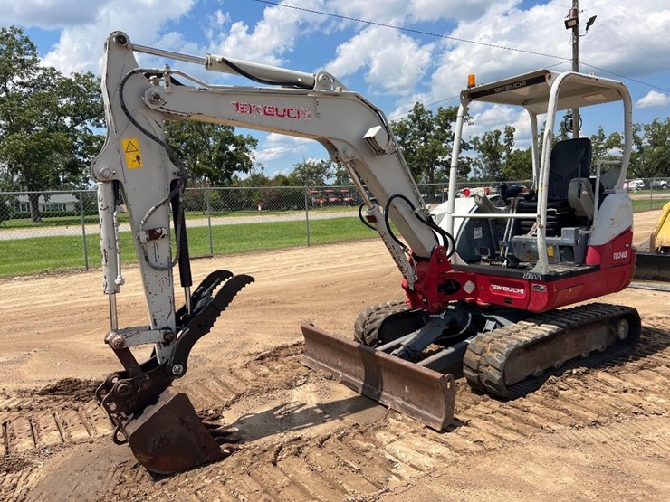 2017-takeuchi-tb240-image-8