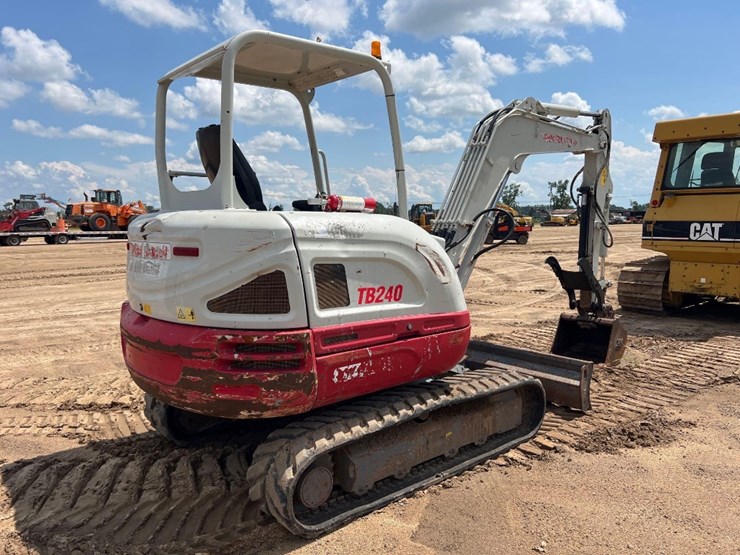 2017-takeuchi-tb240-image-4