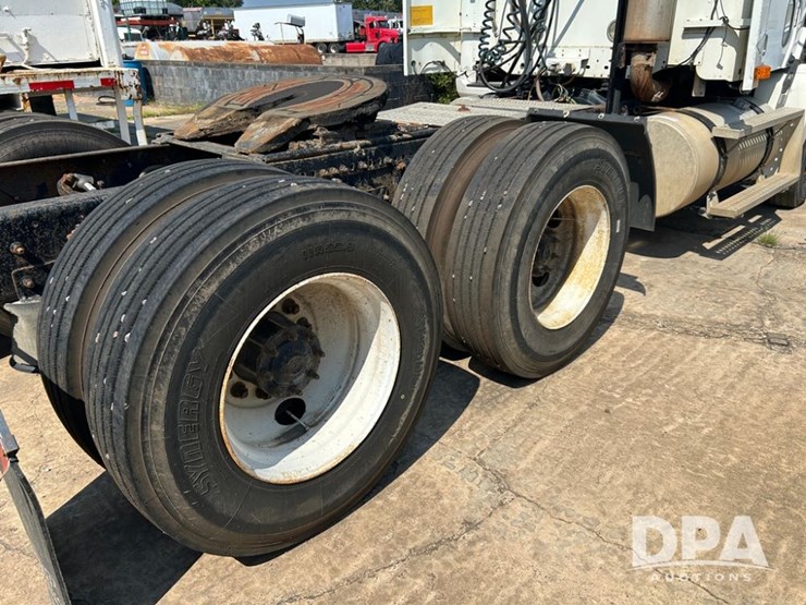 2002-freightliner-columiba-day-cab-truck-(cp0659,-unit-28071)-image-19