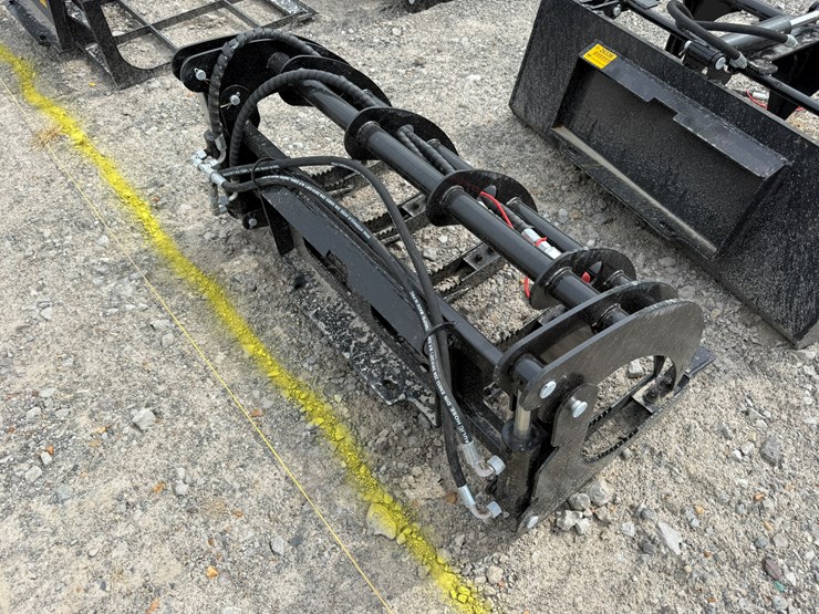 #230-•-#26331-•-unused-giyi-mini-skid-steer-curbed-log-grabber-cxhxzmq507148-image-6