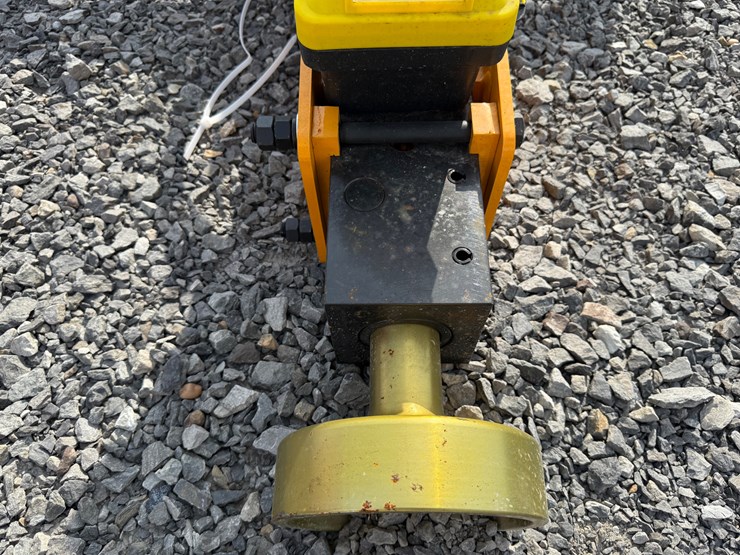 #2000-•-#26323-•-unused-giyi-skid-steer-post-driver-dzc6802507154-image-6