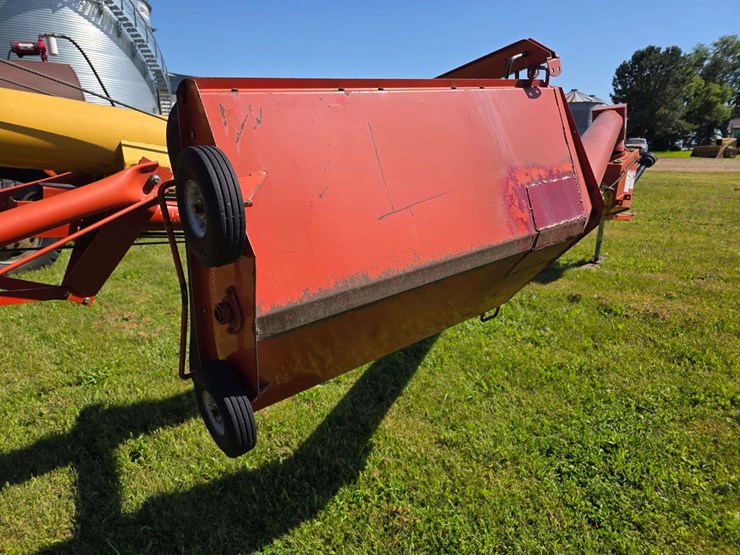 westfield-mk-8"-x-61'-auger-with-single-auger-swing-hopper,-hydraulic-lift,-15"-tires-*one-will-need-image-19