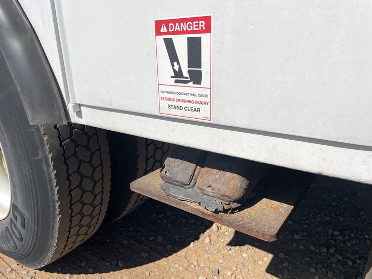 #2132-•-2013-freightliner-bucket-truck-(has-mn-title)-image-22
