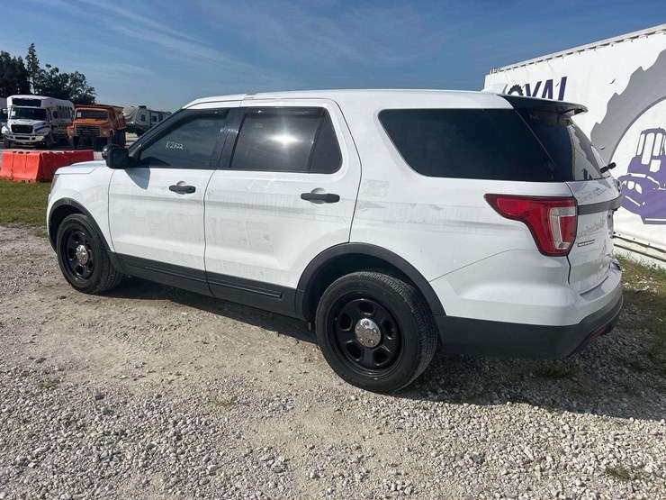 2016-ford-explorer-image-3