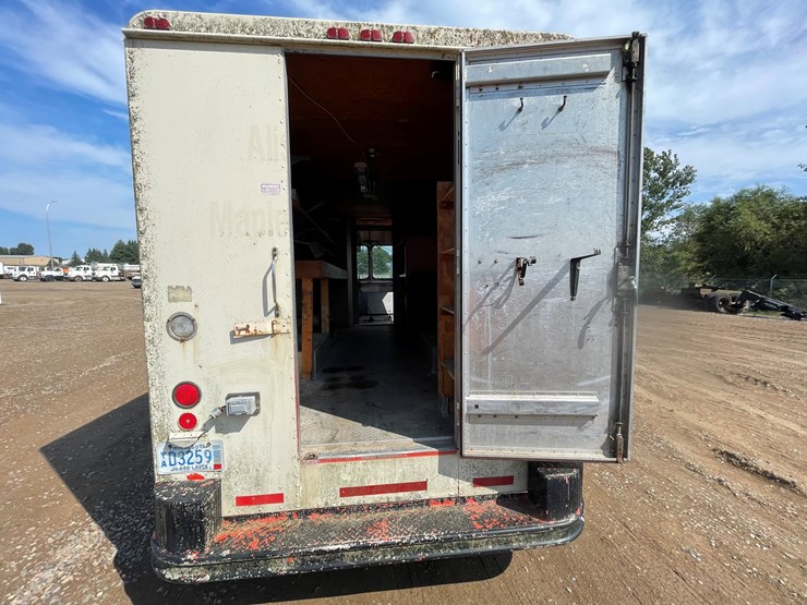 #2144-•-1982-chevrolet-kurbmaster-box-truck-(has-mn-title)-image-31