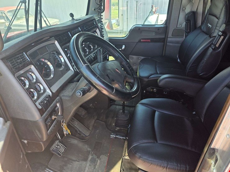 2013-kenworth-t660-image-32