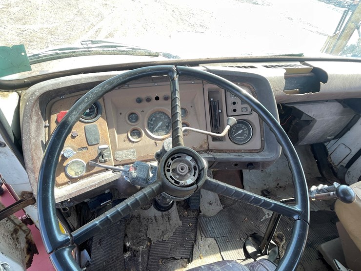 1981-ford-8000-image-29
