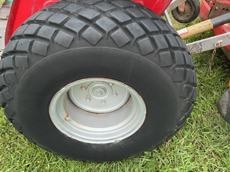 #124-•-massey-ferguson-mf210-tractor-image-37